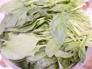 蒜蘸菠菜面的做法步骤：1