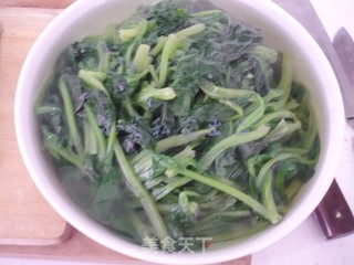 蒜蘸菠菜面的做法步骤：2