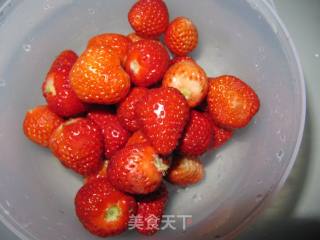草莓奶昔的做法步骤：1