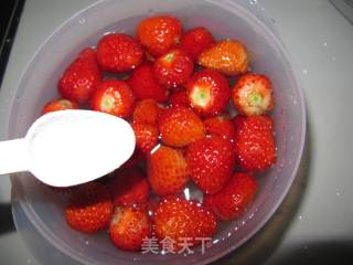 草莓奶昔的做法步骤：2
