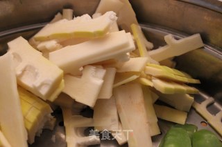 中式蒸鳜鱼春蔬绸带面的做法步骤：2
