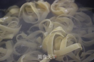 中式蒸鳜鱼春蔬绸带面的做法步骤：10