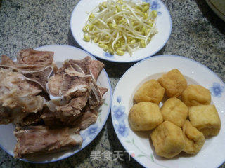 油豆腐黄豆芽肉骨汤的做法步骤：1