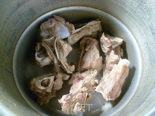 油豆腐黄豆芽肉骨汤的做法步骤：2