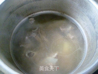 油豆腐黄豆芽肉骨汤的做法步骤：5