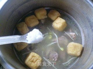 油豆腐黄豆芽肉骨汤的做法步骤：7