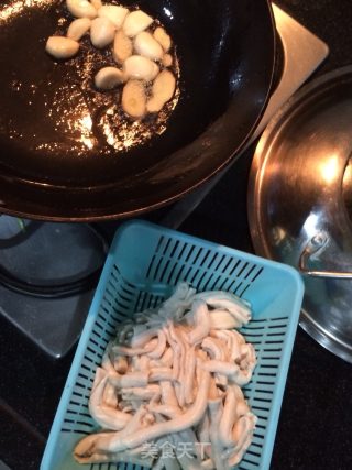 牛骨髓黄豆烧蒜子的做法步骤：1