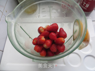 【草莓蜂蜜奶昔】的做法步骤：2