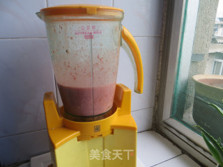 【草莓蜂蜜奶昔】的做法步骤：3