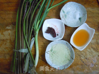 春天的野菜香---酒糟炒蕨菜的做法步骤：1