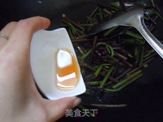 春天的野菜香---酒糟炒蕨菜的做法步骤：7