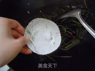 春天的野菜香---酒糟炒蕨菜的做法步骤：8