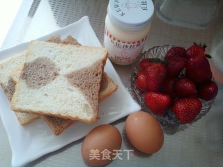 草莓鸡蛋三明治的做法步骤：1