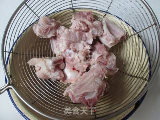 莲藕山药排骨汤的做法步骤：2