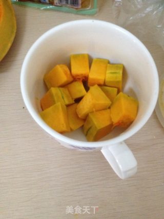 电饭锅煮南瓜稀饭的做法步骤：2