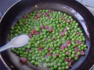 咸香软糯---腊肠炒豌豆的做法步骤：4