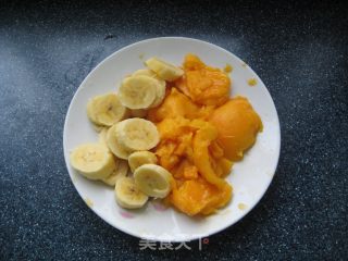 香蕉奶的做法步骤：2