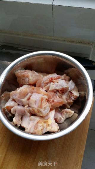 辣子鸡翅的做法步骤：1