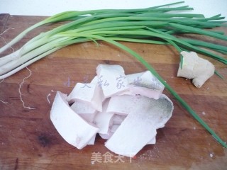 葱香鱼腩的做法步骤：1