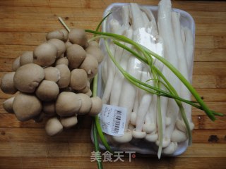 炝双菇的做法步骤：1