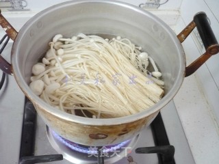 金针拌海蜇的做法步骤：2