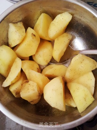 火热爆炒——金蒜牛柳伴黑胡椒薯角的做法步骤：3