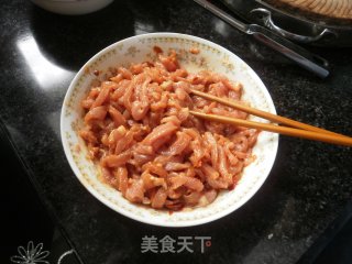 青椒炒肉丝的做法步骤：2
