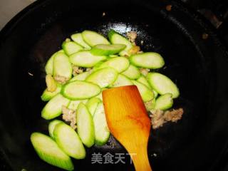 丝瓜炒肉末的做法步骤：1