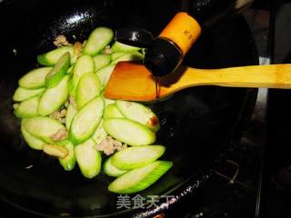 丝瓜炒肉末的做法步骤：2