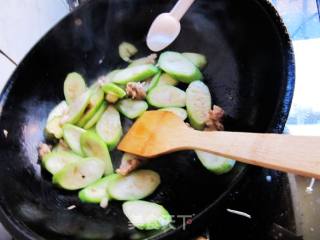 丝瓜炒肉末的做法步骤：4