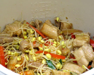 五花肉炒黄豆芽（电饭煲版）的做法步骤：7