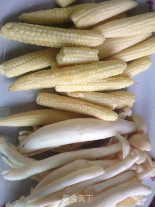 玉米笋鲜菇炒虾仁的做法步骤：1