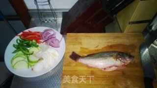 煎鲈鱼的做法步骤：2