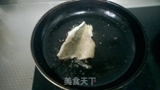 煎鲈鱼的做法步骤：5