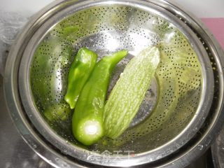 青椒苦瓜炒肉丝的做法步骤：1