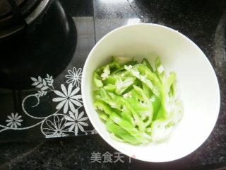 青椒苦瓜炒肉丝的做法步骤：2