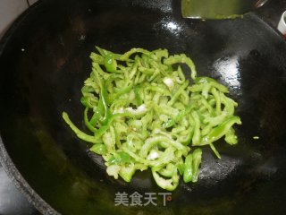 青椒苦瓜炒肉丝的做法步骤：5