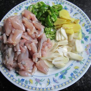 蒜片蛙肉的做法步骤：1