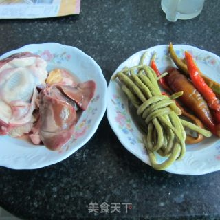 酸豆角炒鹅杂的做法步骤：1