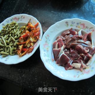 酸豆角炒鹅杂的做法步骤：3