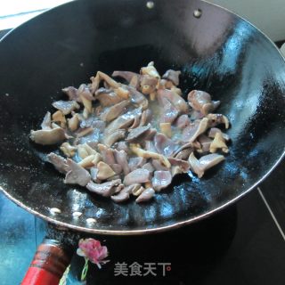 酸豆角炒鹅杂的做法步骤：4