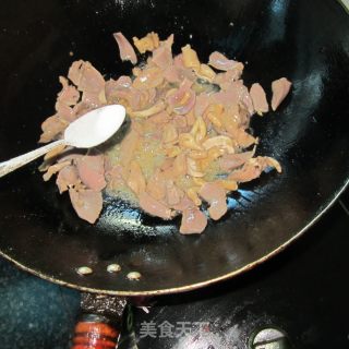 酸豆角炒鹅杂的做法步骤：5