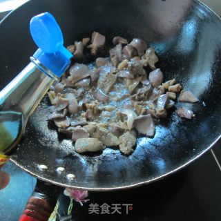 酸豆角炒鹅杂的做法步骤：6