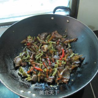 酸豆角炒鹅杂的做法步骤：8