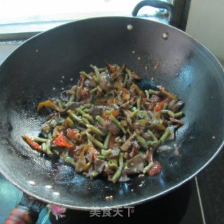 酸豆角炒鹅杂的做法步骤：9