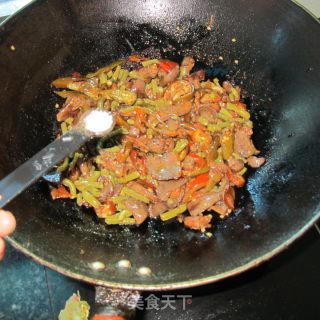 酸豆角炒鹅杂的做法步骤：10