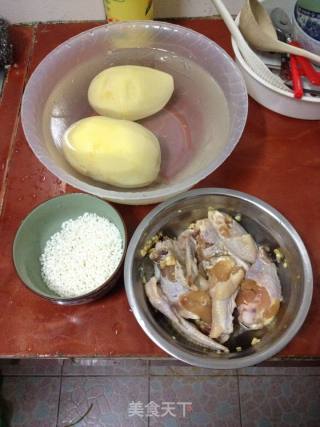 土豆蒸鸡翅的做法步骤：1