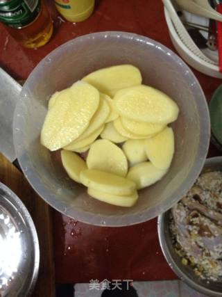 土豆蒸鸡翅的做法步骤：2