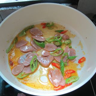 双椒肉花肠的做法步骤：7