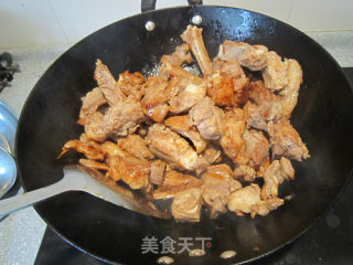 色泽鲜艳味道浓郁的红焖羊排的做法步骤：4